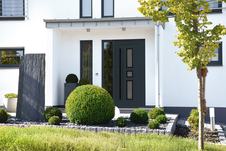Moderne Haustür mit Seitenteil am Einfamilienhaus in Ebelsbach