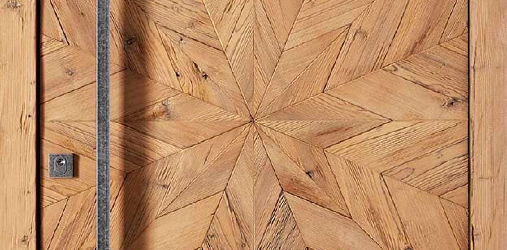 Holzhaustür mit Intarsien in der Detailansicht